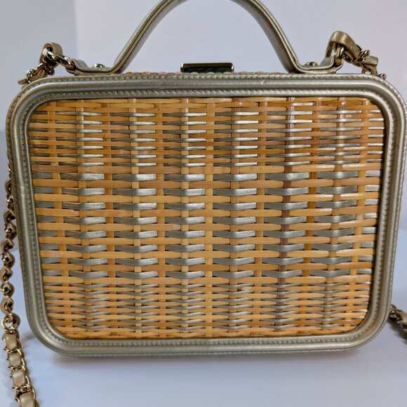 Chanel Rare Box Bag in Woven Rattan and Champaign Gold Leather - Picture 4 of 16